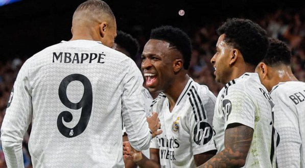 Mbappé, Vini Jr e Rodrygo sorrindo após gol do Real Madrid na Champions League