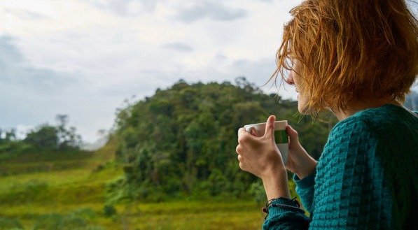 Imagem de uma mulher relaxando em lugar calmo