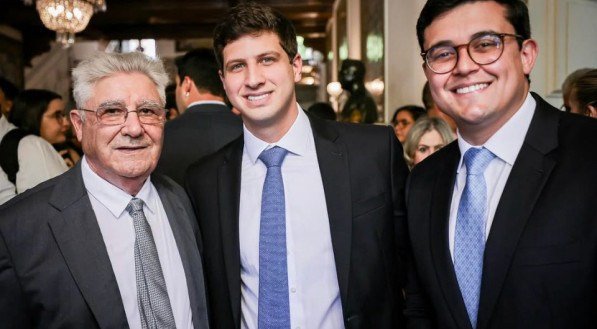 Durante evento com o presidente de Portugal, o empresário Zeferino Ferreira da Costa, o prefeito João Campos e o vice-prefeito Victor Marques