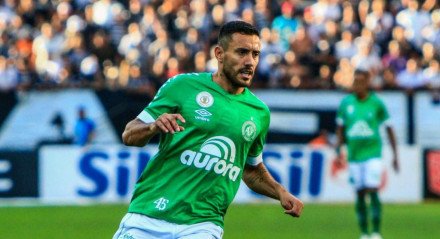 O jogador de 35 anos pertence ao Juventude. Ele foi capitão da Chape nas conquistas do Catarinense e Série B do Brasileirão.