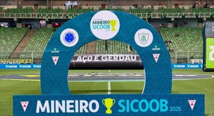 Placa onde os jogadores de América-MG e Cruzeiro ficam perfilados