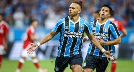 Martin Braithwaite celebra gol pelo Grêmio no Gauchão 2025