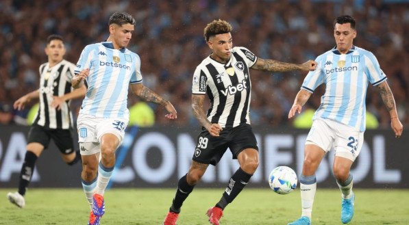 Botafogo perde para Racing e fica distante do título.