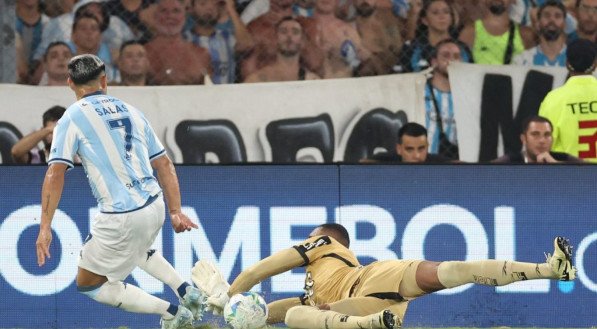 Alvinegro carioca vai mal na Argentina e acaba tendo derrota amarga para o Racing no jogo de ida da Recopa Sul-Americana, no El Cilindro.