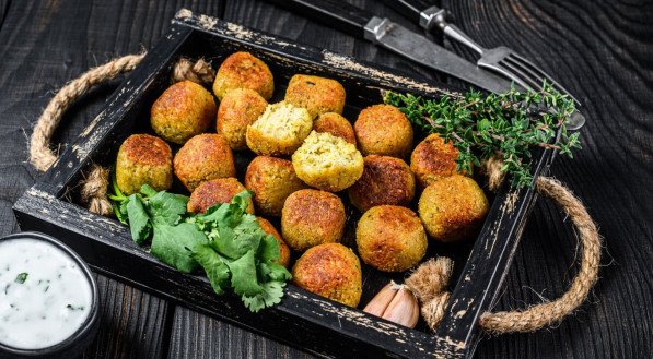 Bolinho de grão-de-bico (Imagem: Mironov Vladimir | Shutterstock)