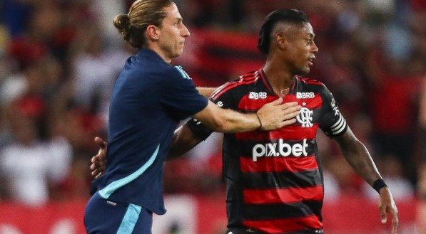 Filipe Luís, técnico do Flamengo, cumprimenta Bruno Henrique