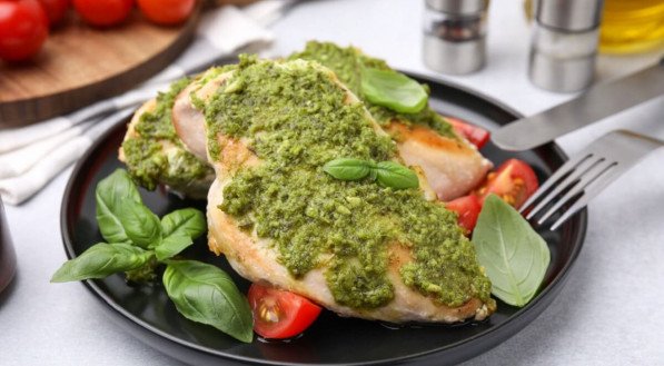 Frango ao molho pesto (Imagem: New Africa | Shutterstock)