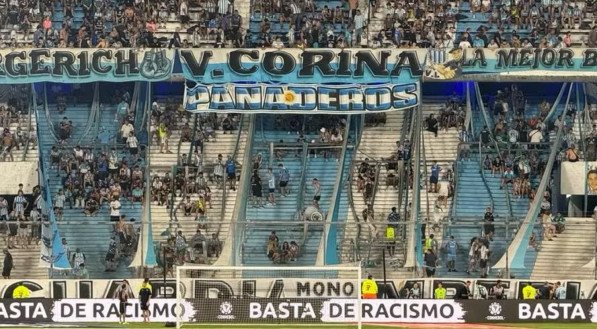 Ao chegarem ao estádio El Cilindro, em Buenos Aires, torcedores alvinegros se depararam com uma faixa contendo a palavra "Mono" (macaco, em espanhol), em uma provocação preconceituosa