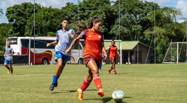 Gurias Coloradas realizam jogo treino