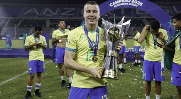 O jogador de 19 anos deve ser titular diante do Juventude, neste sábado, pelo primeiro jogo da semifinal do Gauchão, na Arena do Grêmio.