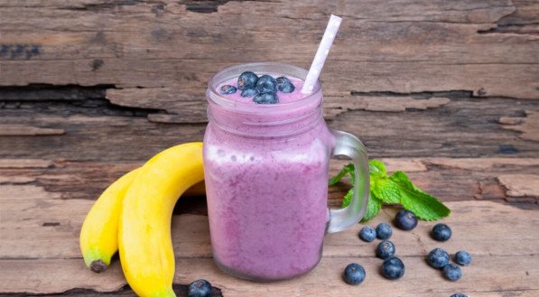 Shake proteico de mirtilo com banana (Imagem: Amguy13 | Shutterstock)