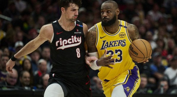 Em rodada que marca a volta da NBA, LeBron James comanda vitória do Lakers em uma atuação mágica.