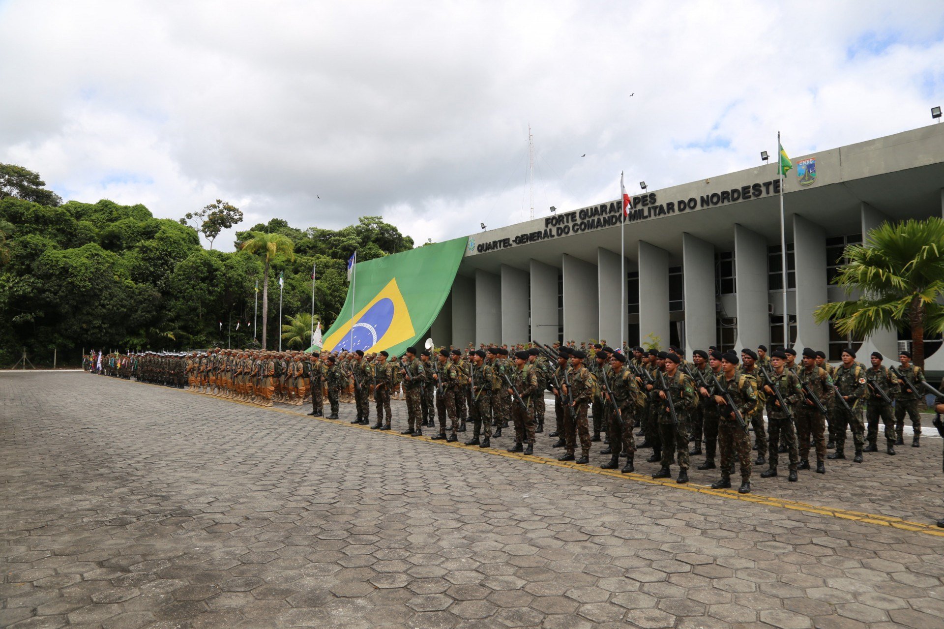 Os militares, por essência profissional, são os maiores defensores da paz 