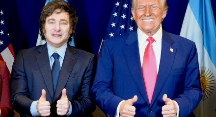 Javier Milei e Donald Trump em encontro neste sábado (22), nos Estados Unidos