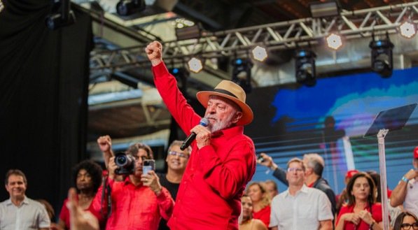 Lula diz que partidos de esquerda estão "em guerra" com as mídias sociais