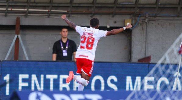 O Inter saiu na frente e venceu o Caxias por 2 x 0, com dois gols de Vitinho no segundo tempo