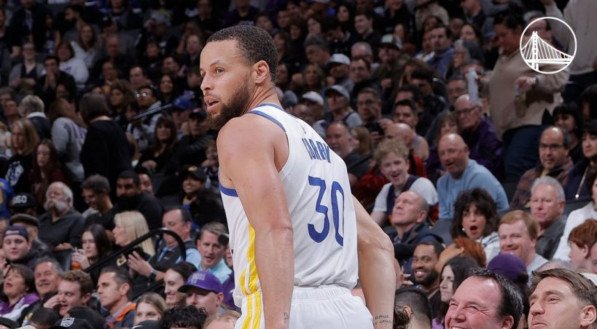 Curry alcança recorde inédito, brilha em vitória dos Warriors e viraliza com comemoração antes da cesta.