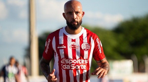 Imagem do meia Patrick Allan em ação pelo Náutico nesta temporada
