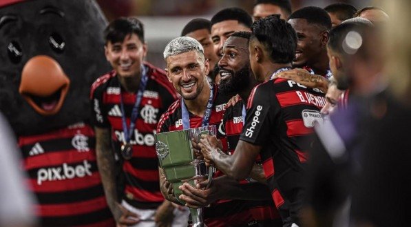 De Arrascaeta e Gerson seguram o troféu da Taça Guanabara 2025