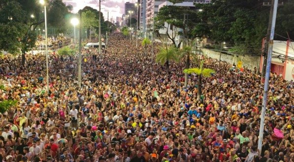 Alceu Valença lota rua da Aurora, no Recife, com bloco Bicho Maluco Beleza