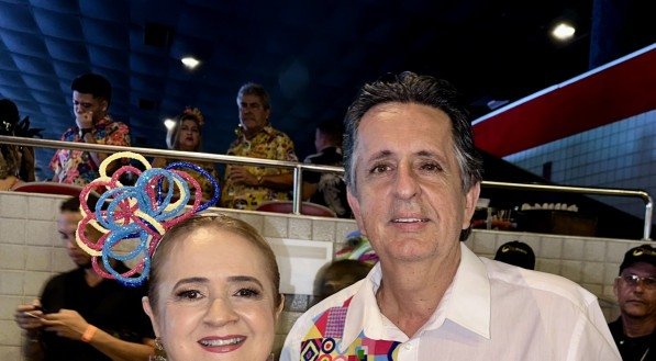 Marcelo e Roberta Canuto seguindo a tradição dos casais de irem com a mesma estmapa