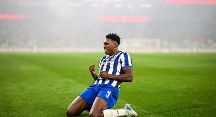 Samu Aghehowa comemora gol pelo Porto