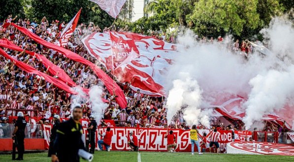 Torcida do Náutico faz festa nos Aflitos