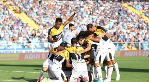 Jogadores do Criciúma comemoram gol