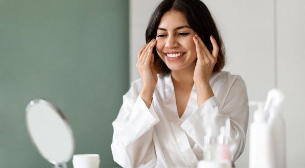 Alguns produtos ajudam a melhorar a saúde e a aparência da pele durante a noite (Imagem: Prostock-studio | Shutterstock)