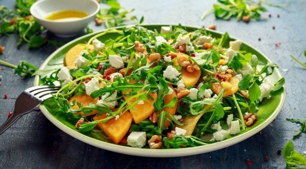 Salada de rúcula com caqui e nozes (Imagem: DronG | Shutterstock)