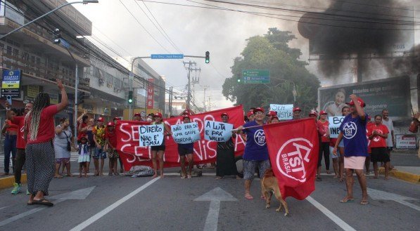 MTST realiza protesto na Imbiribeira