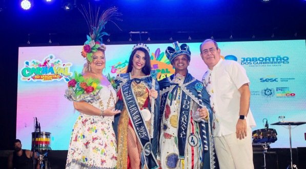 Mano Medeiros, Prefeito de Jaboatão dos Guararapes, e Andrea Medeiros, Primeira Dama, ao lado da Rainha e Rei do Carnaval 2025, Vanessa Laurindo e Ítalo Souza