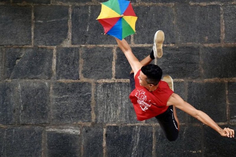 Imagem de festividade carnavalesca na Casa da Cultura, no Centro do Recife