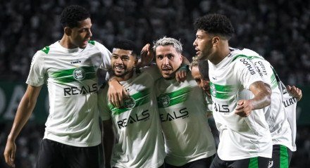 Jogadores do Coritiba abraçados