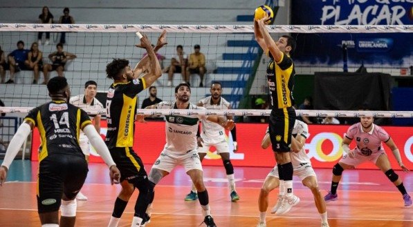 Em jogo isolado da Superliga masculina de vôlei nesta segunda-feira (24), o Praia Clube conquistou uma vitória suada sobre o Goiás Vôlei e encostou nos líderes