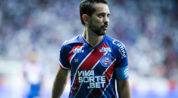 Éverton Ribeiro com a faixa de capitão do Bahia
