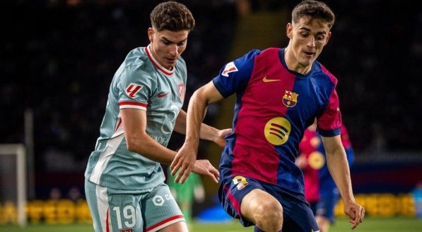 Julián Alvarez em disputa de bola com Gavi durante Barcelona x Atlético de Madrid
