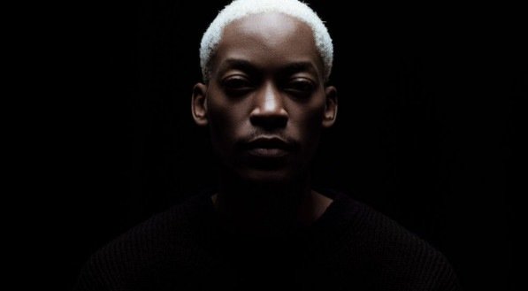 Homem com cabelo platinado. "nevou"