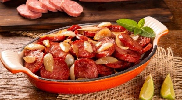 Linguiça calabresa acebolada (Imagem: Paulo Vilela | Shutterstock)