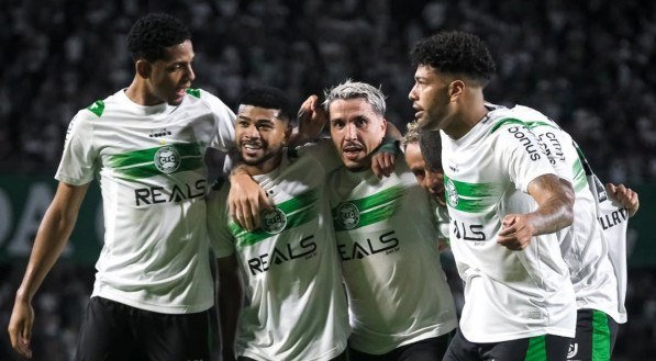 Jogadores do Coritiba abraçados