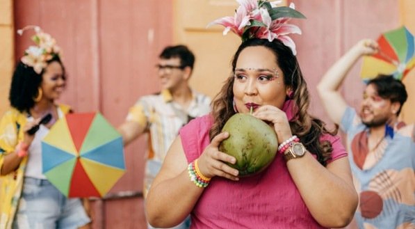 É fundamental cuidar da alimentação durante o Carnaval (Imagem: Kleber Cordeiro | Shutterstock)