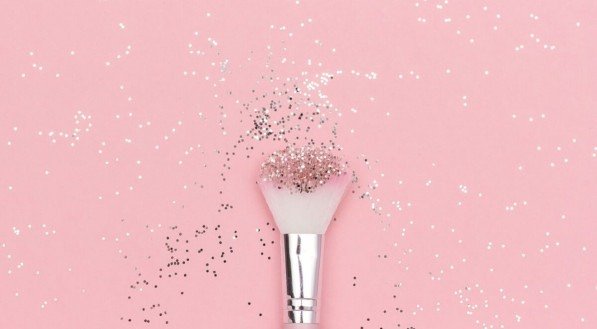 É importante evitar o uso de glitter e tinta na região íntima (Imagem: ikrolevetc | Shutterstock)