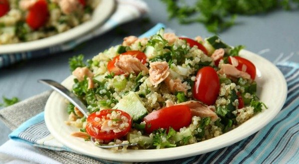 Tabule de quinoa com salmão (Imagem: Iryna Melnyk | Shutterstock)