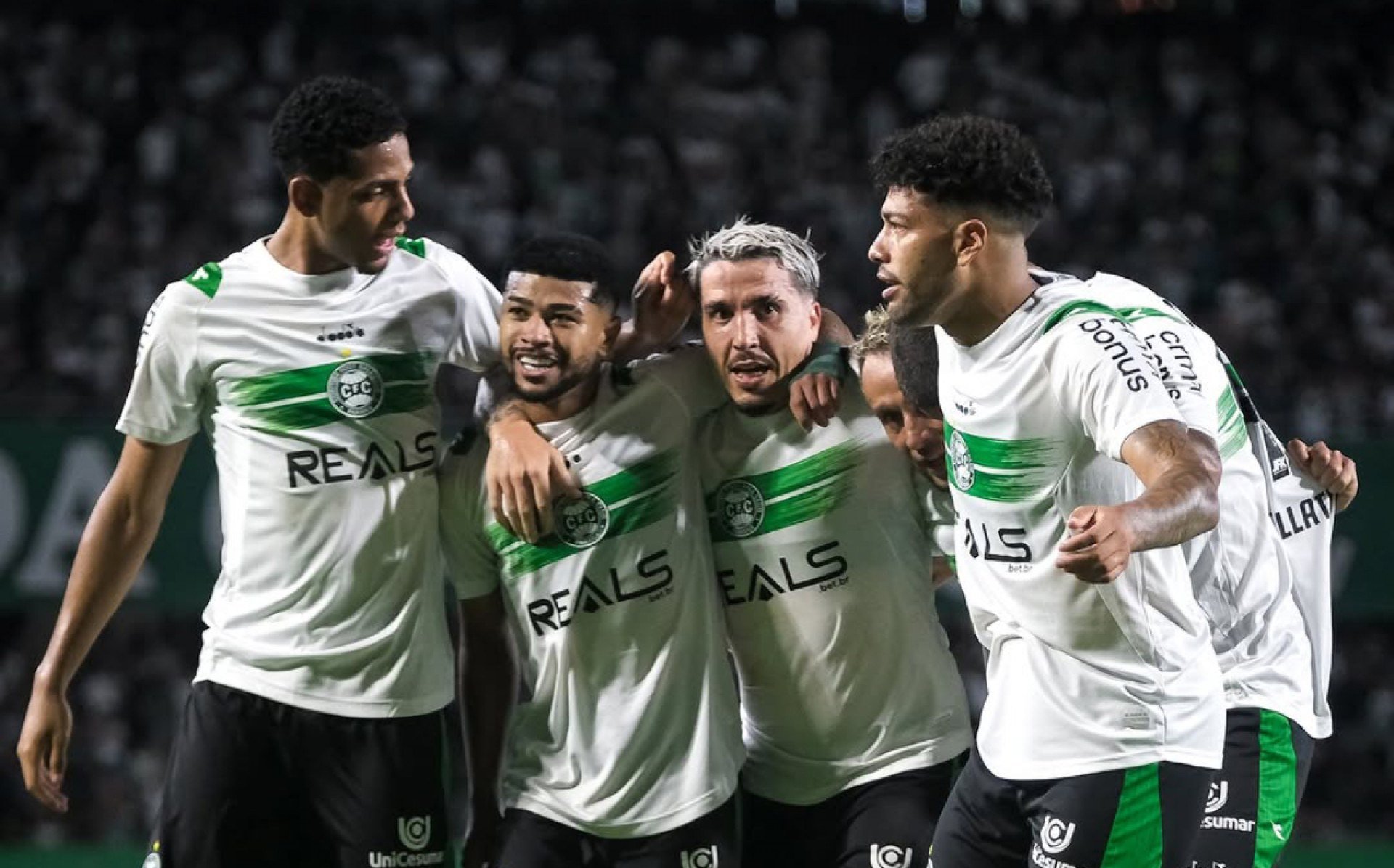 Jogadores do Coritiba abraçados