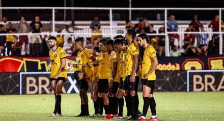 Jogadores do Sport perfilados em disputa de pênaltis contra o Operário VG-MT