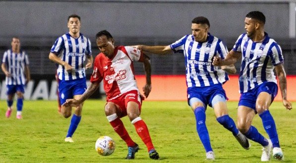 Lance do jogo entre CSA x Náutico pela 4ª rodada da Copa do Nordeste