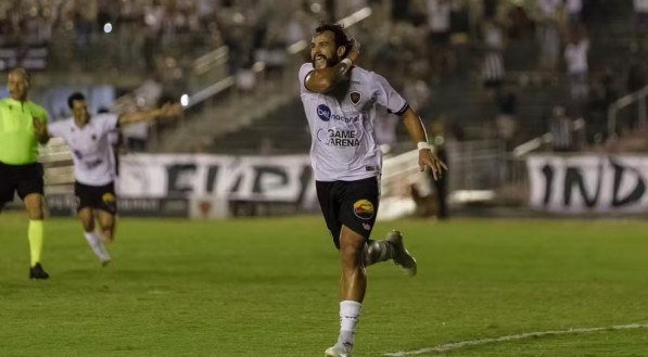 Henrique Dourado comemora gol pelo Botafogo-PB