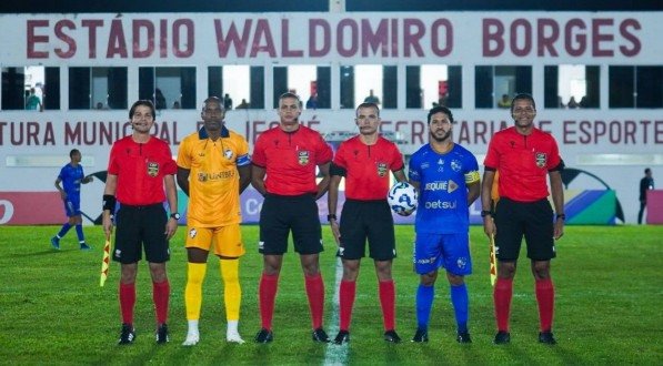 Imagem do trio de arbitragem e os capitães de Jequié e Retrô antes do início do jogo