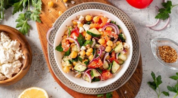 Salada de grão-de-bico (Imagem: Svetlana Monyakova | Shutterstock)