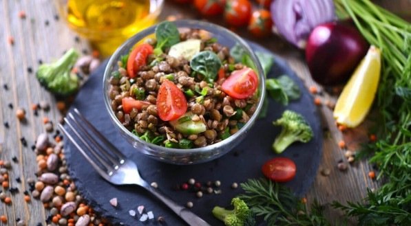 Salada de lentilha (Imagem: Alexandra Anschiz | Shutterstock) 